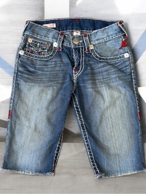 The True Religion Ricky Men's/Women’s Shorts in White/Red Stitching